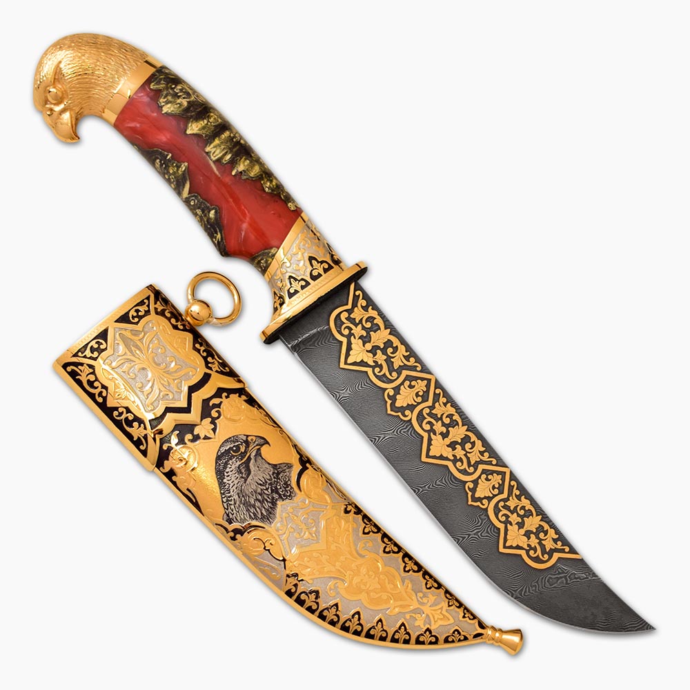 سكين ذهبي برأس صقر على المقبض